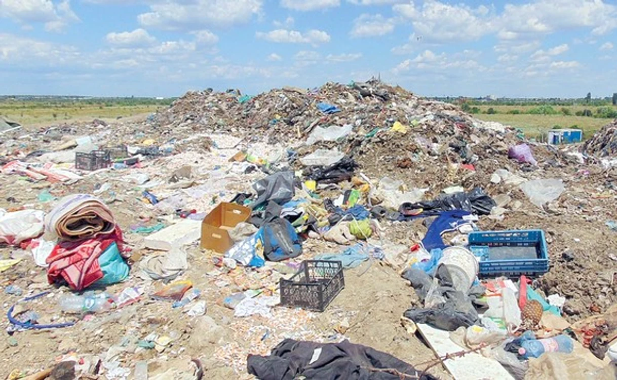 Groapă de gunoi plină de obiecte din plastic