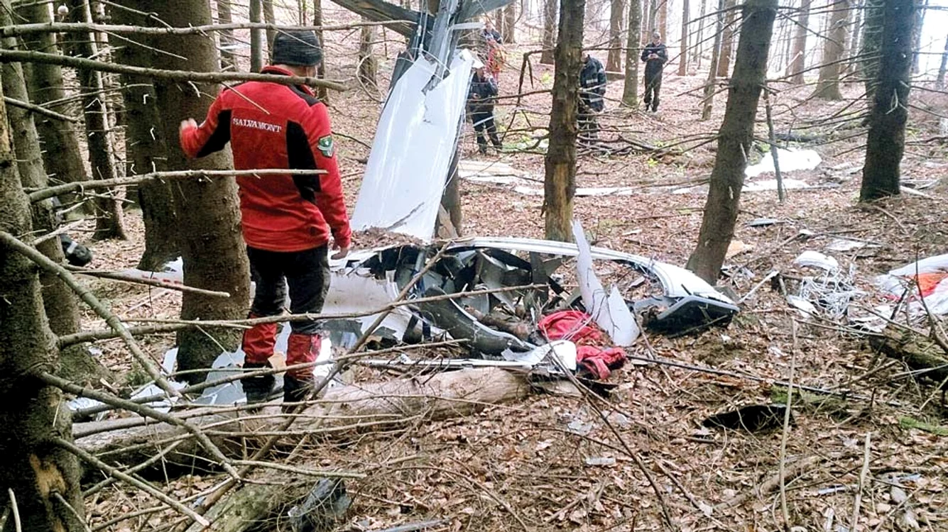 
    Salvamontiştii au recuperat  ieri trupul neînsufleţit al pilotului   