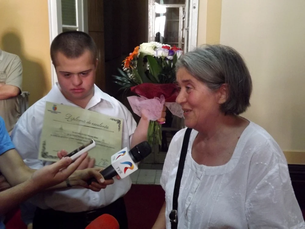 Mihai Mocen a venit la Primărie însoţit de mama lui. FOTO: Remus Florescu