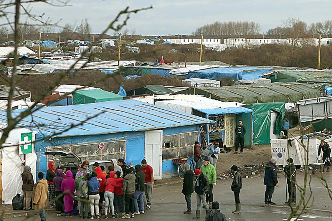 Franţa. La punctul de trecere a frontierei Calais, peste 20.000 de imigranţi aşteaptă să intre în Marea Britanie de aproape 6 luni