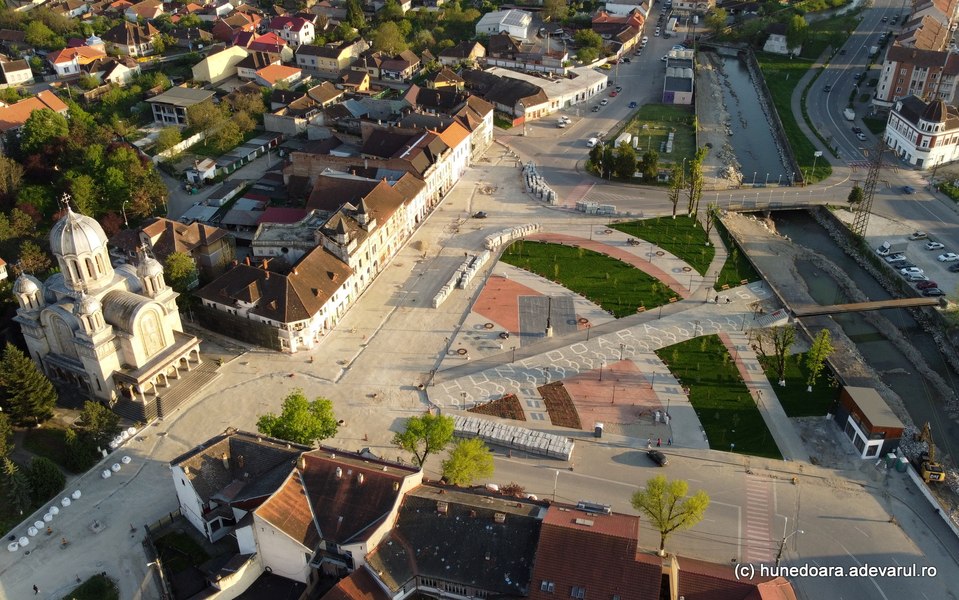 Centrul istoric din Hunedoara se schimbă complet. De ce sunt renovate clădirile vechi și degradate VIDEO