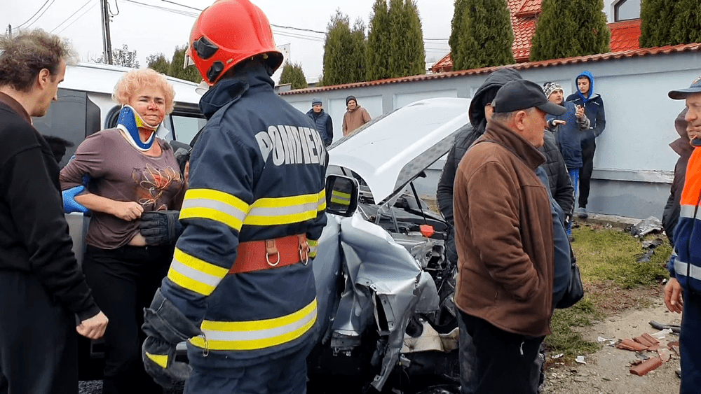 Accident pe A1. O autoutilitară s-a răsturnat după ce a fost lovită de un microbuz. Mai multe persoane, rănite ușor