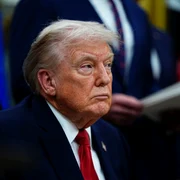 Trump în biroul de la Casa Albă FOTO EPA EFE jpg