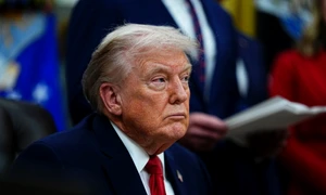 Trump în biroul de la Casa Albă FOTO EPA EFE jpg