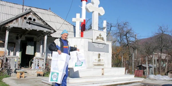 Zaharia-Dorel se mândreşte cu monumentul din marmură