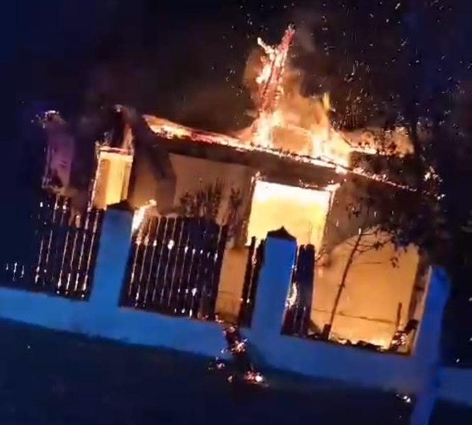 Casă părintească, incendiată din răzbunare. Făptașul a vrut să distrugă imobilul ce urma să fie împărțit între rude