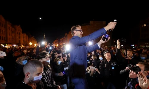 Dominic Samuel Fritz a sărbătorit în centrul orașului înconjurat de sute de timișoreni, după ce a fost ales primar  jpeg