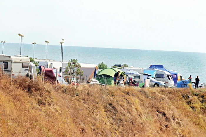Corturile şi rulotele  au împânzit plaja
