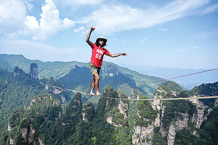 Sportivii sunt nevoiţi să meargă pe coardă lungă de 1.000 de metri. SURSĂ FOTO: PROFIMEDIA