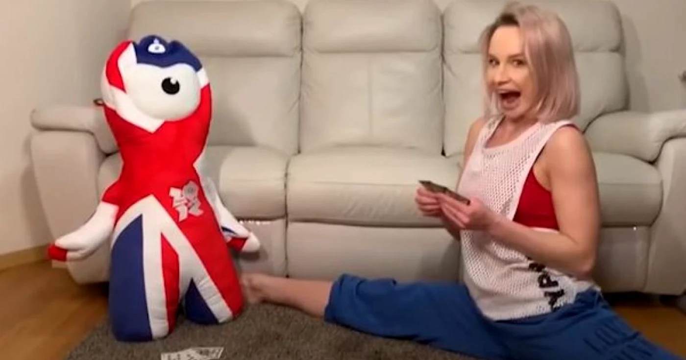 Sandra Izbaşa a acceptat provocarea lui Bartoş de a cânta piesa Oarecare FOTO Captură video