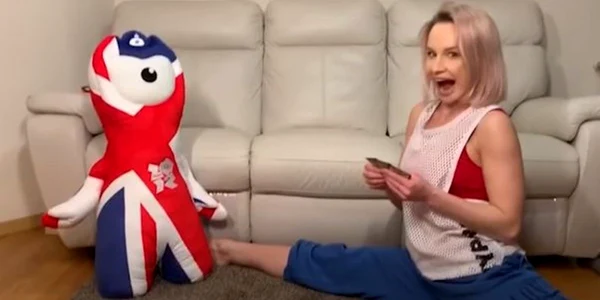 Sandra Izbaşa a acceptat provocarea lui Bartoş de a cânta piesa Oarecare FOTO Captură video