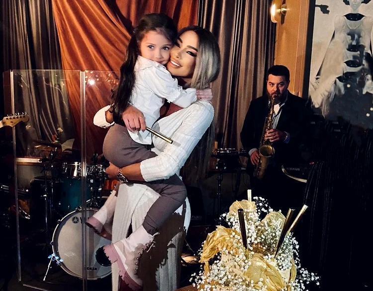 Bianca Drăguşanu şi fiica ei, Sofia, la ziua vedetei foto: Instagram