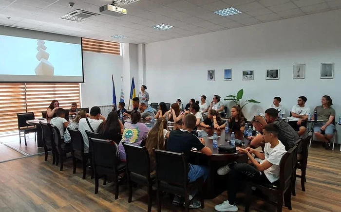 Tinerii aromâni au vizitat Universitatea „Constantin Brâncuși“ Foto: Facebook/Luminita Popescu