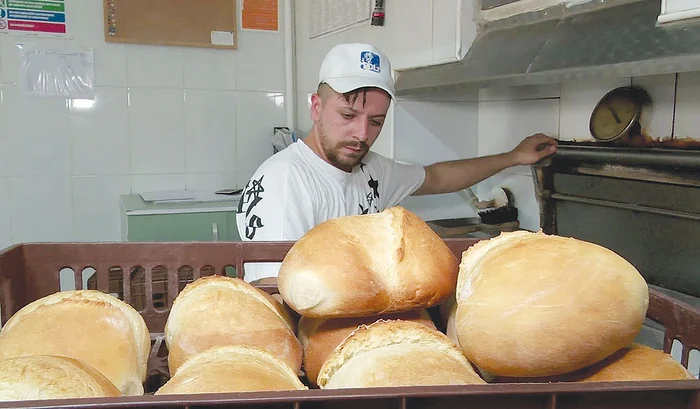 La Mărăcineni  se produc peste  1.000 de pâini pe zi. FOTOGRAFII: Iulian Bunilă/ Adevărul