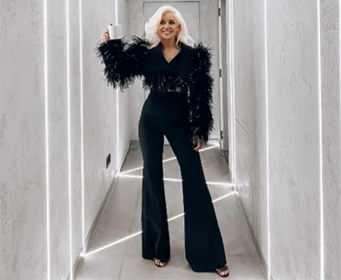 
    Naşa Alina Ceuşan şi mireasa Carmen Grebenişan alături de două prietene bune  