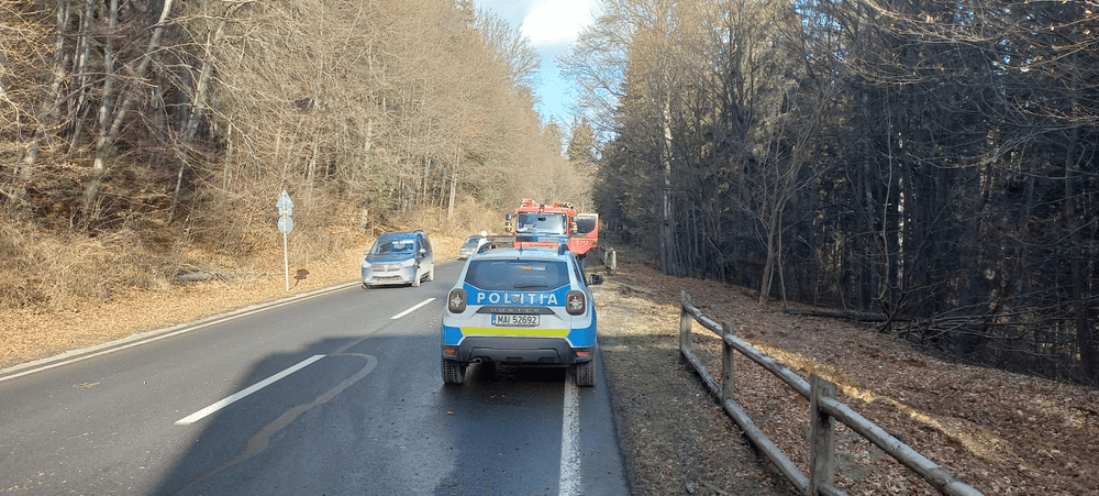 Stratagemă comică a unui șofer tras pe dreapta la Brașov. S-a dat pasager, deși era singur în mașină