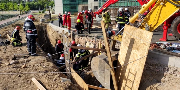 Muncitori prinsi sub un mal de pamant în zona Biblioteca Nationala accident de munca FOTO