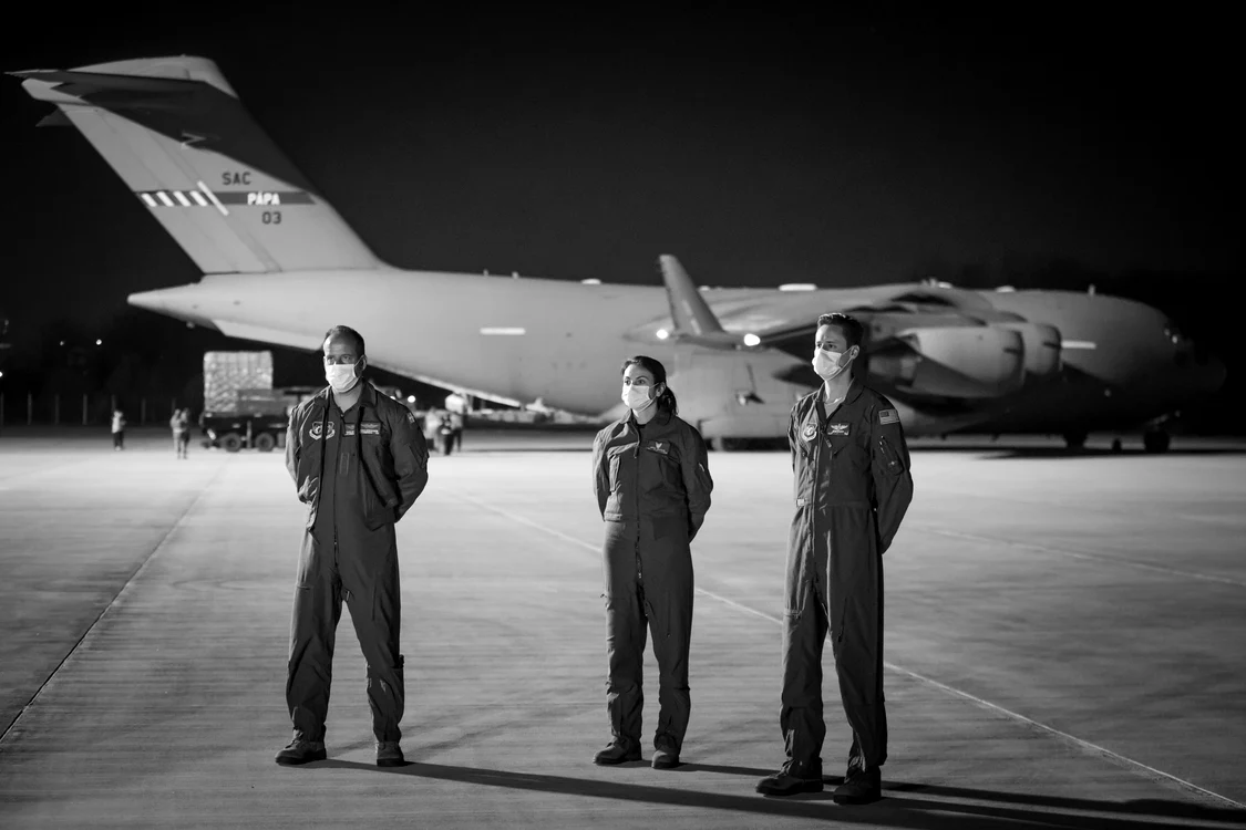 
    Locotenent-comandorul Simona Maierean, unul din piloții ce miercuri dimineață la ora 03.00 ateriza pe aeroportul din Otopenifoto: MApN  