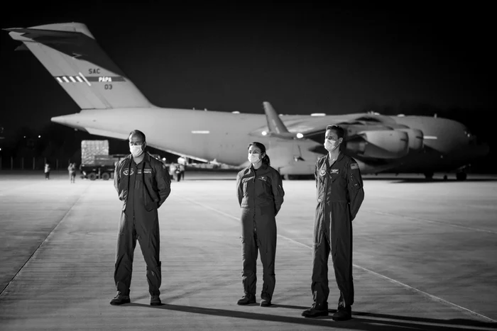 Locotenent-comandorul Simona Maierean, unul din piloții ce miercuri dimineață la ora 03.00 ateriza pe aeroportul din Otopenifoto: MApN