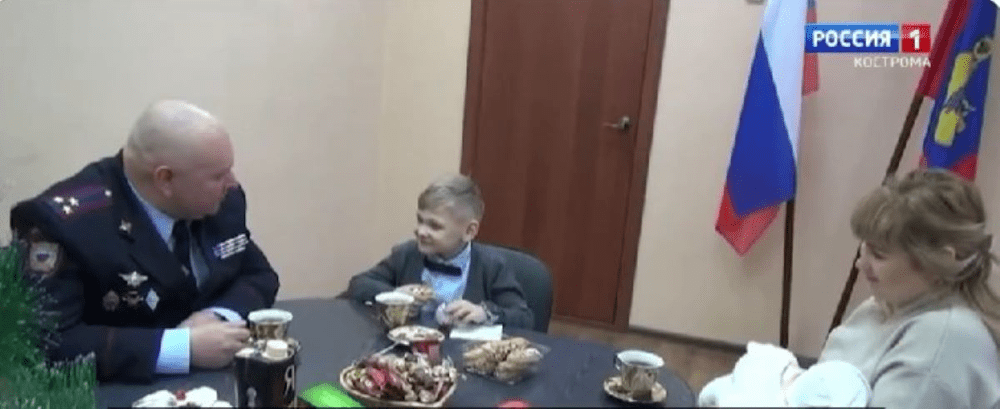 Un copil rus de șase ani, rămas orfan de tată, a fost consolat de un general rus cu o mașinuță și un smartwatch | VIDEO