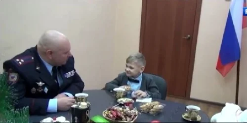 Un băiețel de șase ani a primit de la un general rus un ceas și o mașinuță  Foto Captură video Twitter jpg