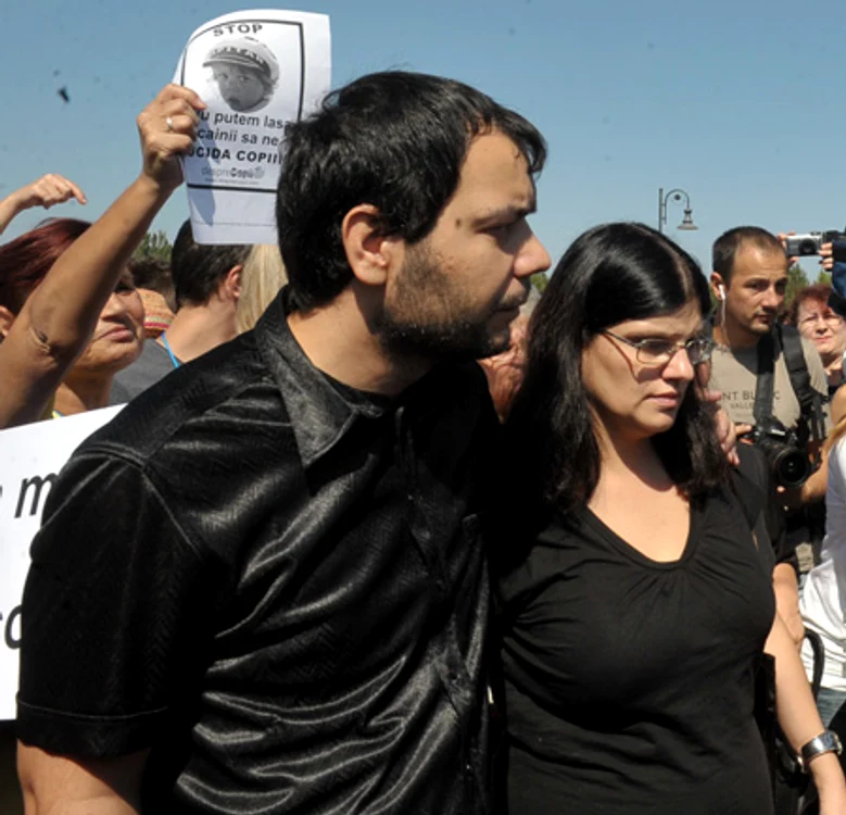 
    Părinţii lui Ionuţ Anghel, Valentin şi Felicia Anghel, fac tot ce pot pentru a-şi ajuta celălalt băiat să treacă peste trauma suferită  