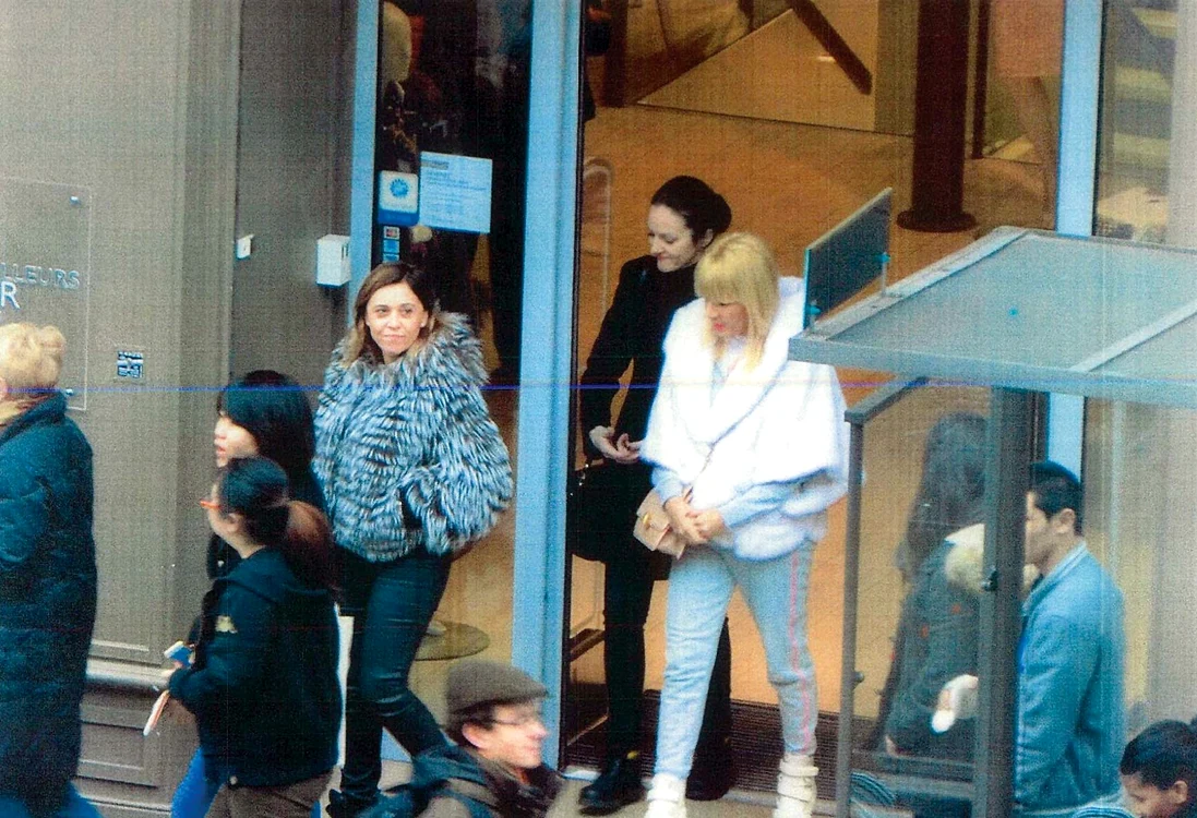 
    Elena Udrea, Alina Bica și Ana Maria Topoliceanu, surprinse când ies din hotelul parizian  