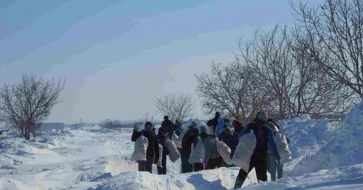 Deţinuţii au înfruntat nămeţii