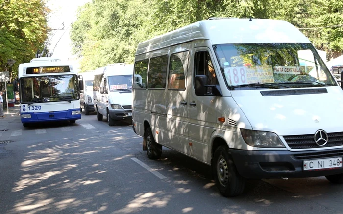 În ultima lună mai multe microbuze de pe rutele urbane de maxi-taxi din Chişinău au fost implicate în accidente rutiere Foto: Adevărul