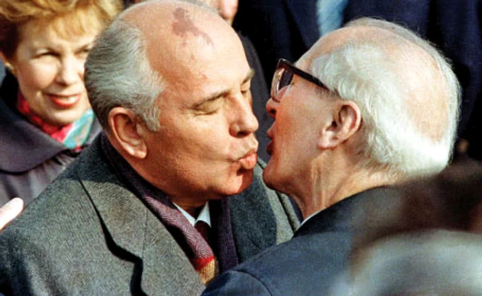 1989: Gorbaciov (stânga) nu a fost  la fel de pasional  cu Honecker Foto: reuters