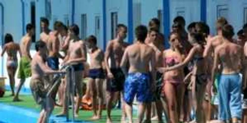 Tinerii au luat cu asalt ştrandurile din Craiova