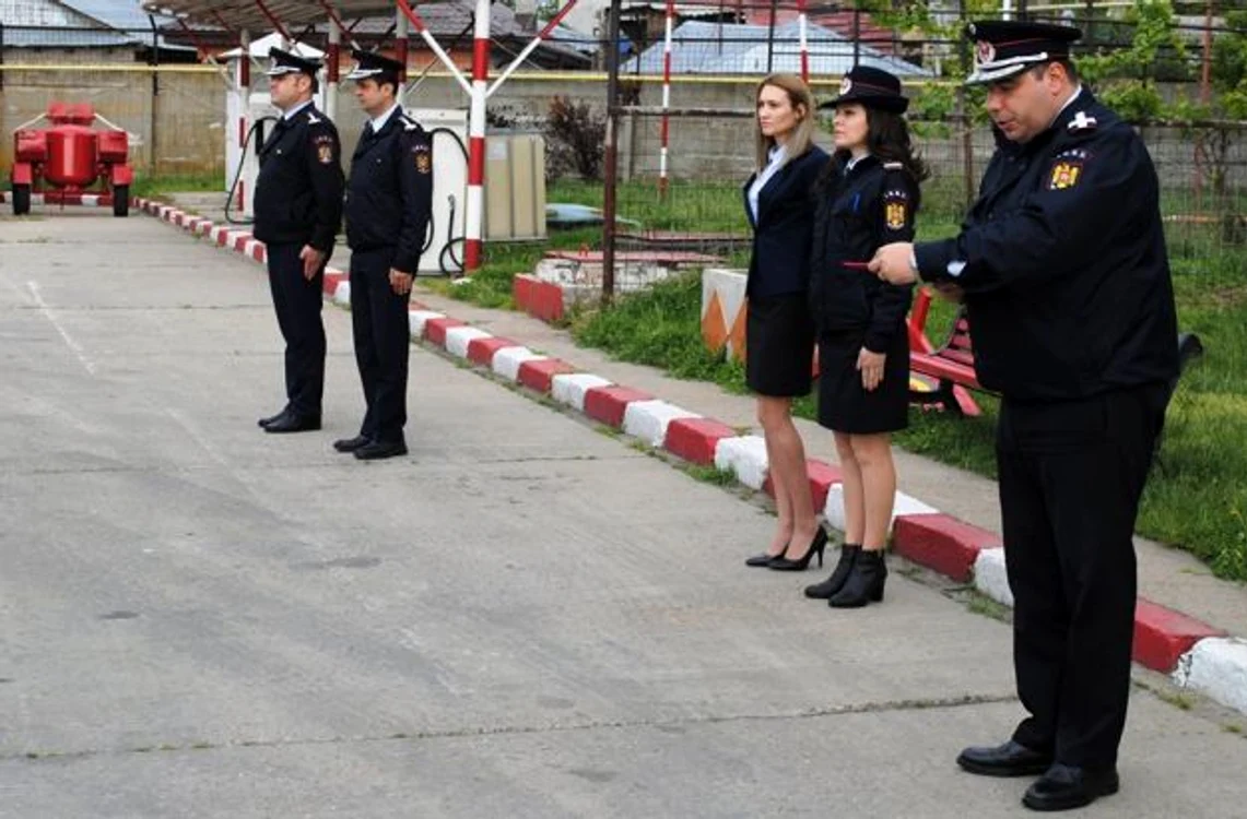 Psihologul unităţii, Ecaterina Daniela Smâdu(a treia din dreapta) FOTO ISU Călăraşi