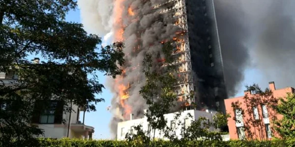 Incendiu bloc Milano foto Twitter
