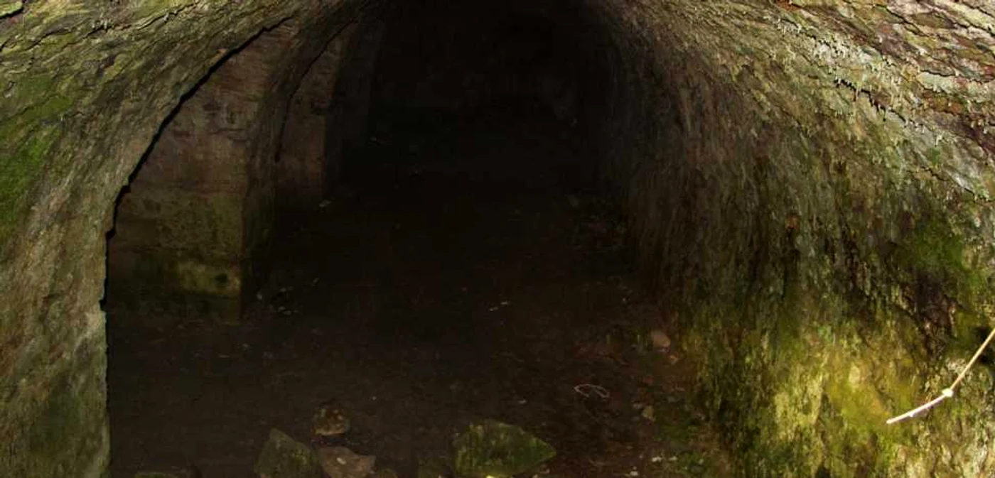 Tunelul era construit din cărămidă, sub formă de boltă, şi avea înălţimea de aproximativ un metru şi jumătate, suficient ca să încapă un atelaj tras de cai. FOTO - voceatransilvaniei.ro