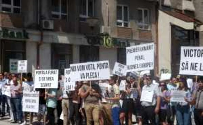 Manifestaţia organizată de PNL în faţa Prefecturii Cluj. FOTO: Remus Florescu