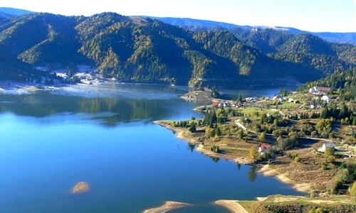 Proprietarii pensiunilor din Colibiţa au amenajat plaje artificiale la marginea lacului jpeg