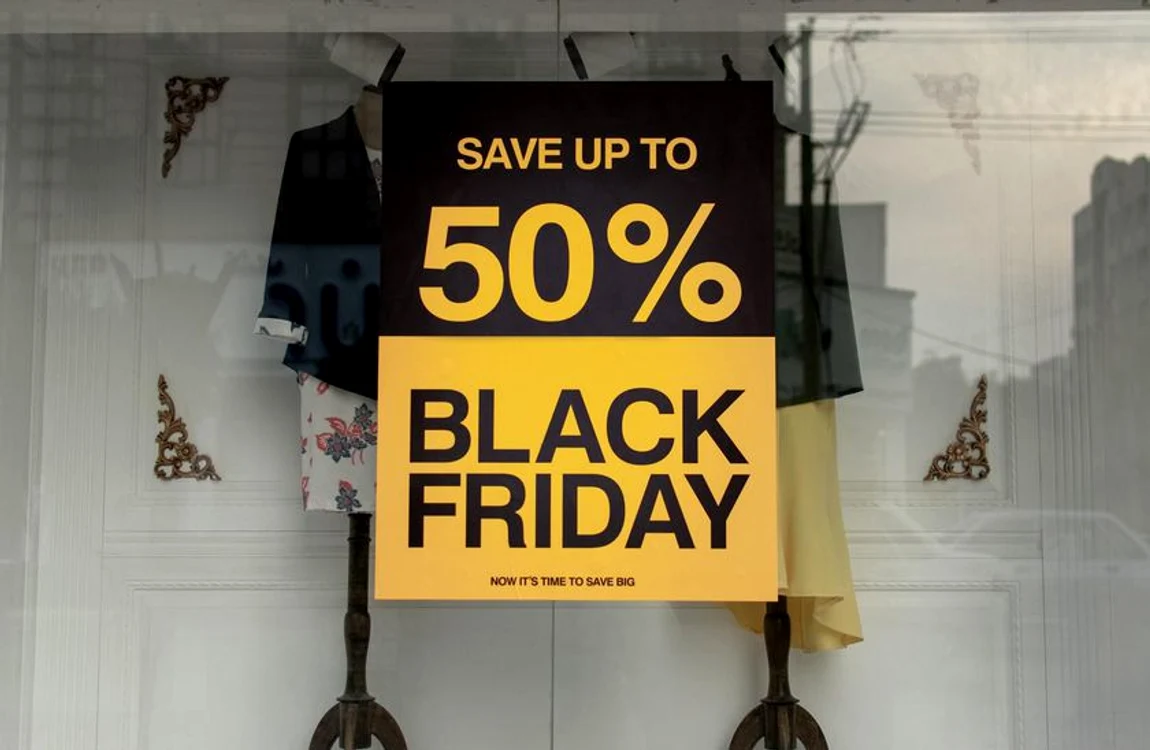 Americanii leagă tradiţia Black Friday de cumpărăturile de Ziua Recunoştinţei @unsplashclickpentrufemei.ro