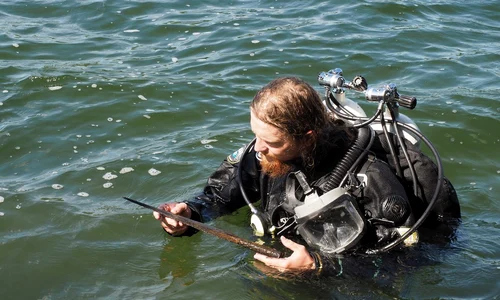 Suliță medievală descoperită într-un lac din Polonia (© M. Trzciński / Muzeum Pierwszych Piastów na Lednicy)