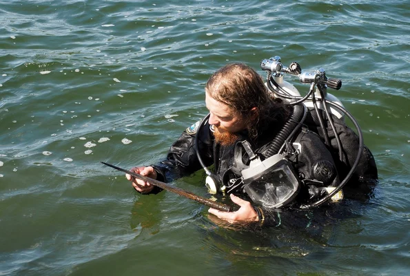 Suliță medievală descoperită într-un lac din Polonia (© M. Trzciński / Muzeum Pierwszych Piastów na Lednicy)
