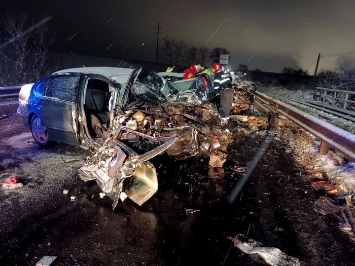 Accident grav în Ajunul Crăciunului. Un tânăr a murit, iar alți trei au fost răniți după coliziunea a două autoturisme