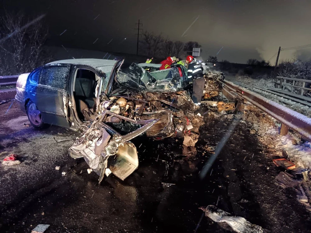 Accident grav în Ajunul Crăciunului. Un tânăr a murit, iar alți trei au fost răniți după coliziunea a două autoturisme