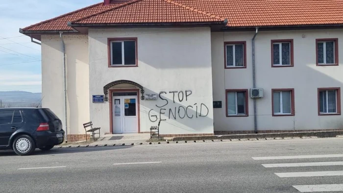 scoli vandalizate foto