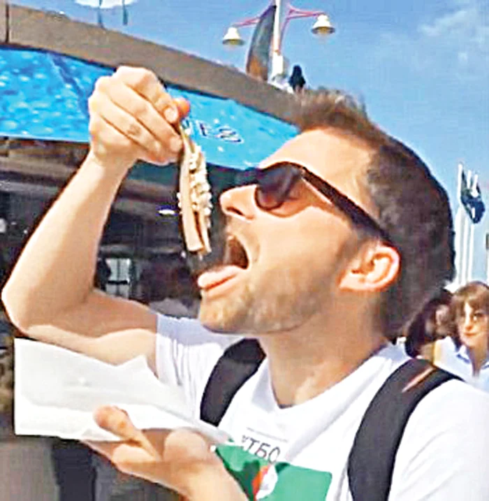 
    “Iami! Iami! Ce delicios!”  