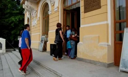 Un pahar din secolul al IV lea, exponatul lunii august la Muzeul de Istorie din Botoşani jpeg