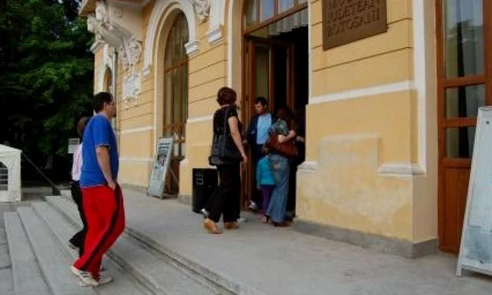 Un pahar din secolul al IV lea, exponatul lunii august la Muzeul de Istorie din Botoşani jpeg