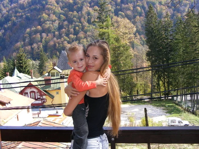 Soţia lui Dan Helciug şi Luca, fiul de opt ani