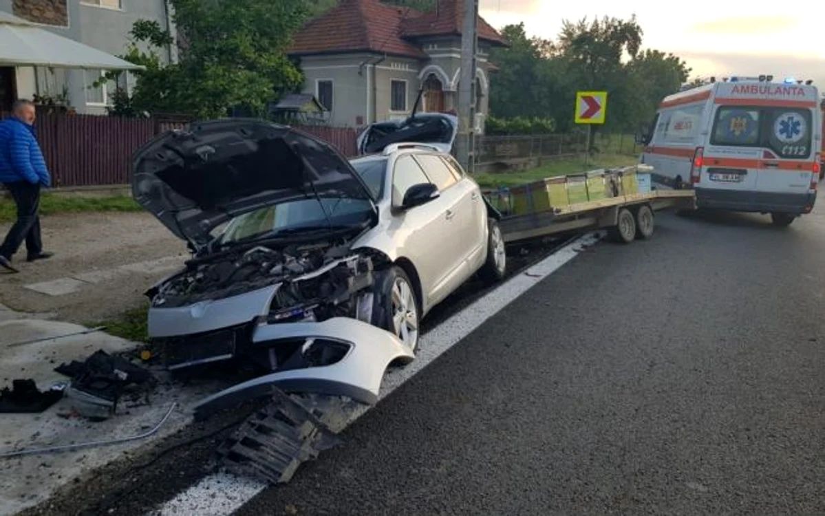 Accident rutier pe DN7 - E81 în Bujoreni - Vâlcea - o maşină cu stupi s-a ciocnit cu un cap de pod Foto Adevărul