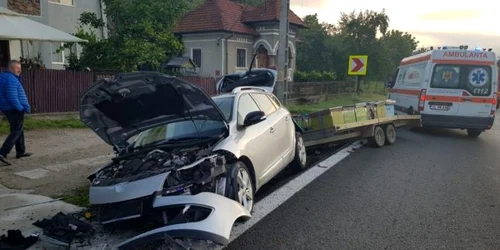 Accident rutier pe DN7 - E81 în Bujoreni - Vâlcea - o maşină cu stupi s-a ciocnit cu un cap de pod Foto Adevărul