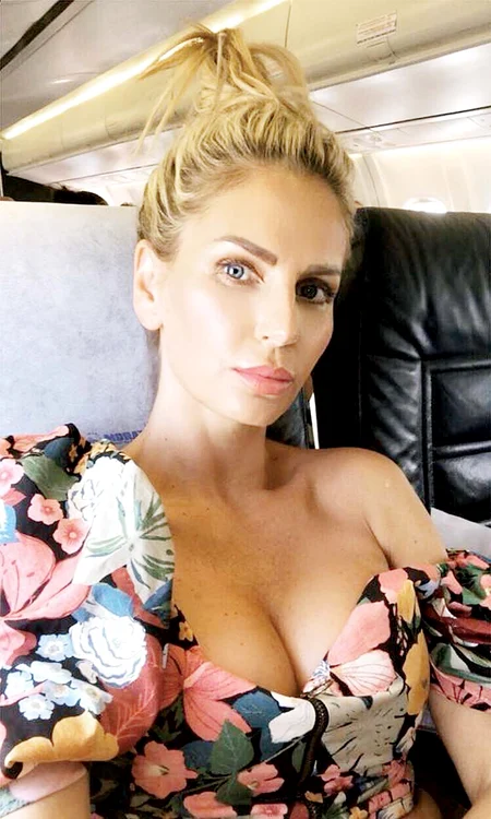 Andreea se mândrește cu bustul ei natural 