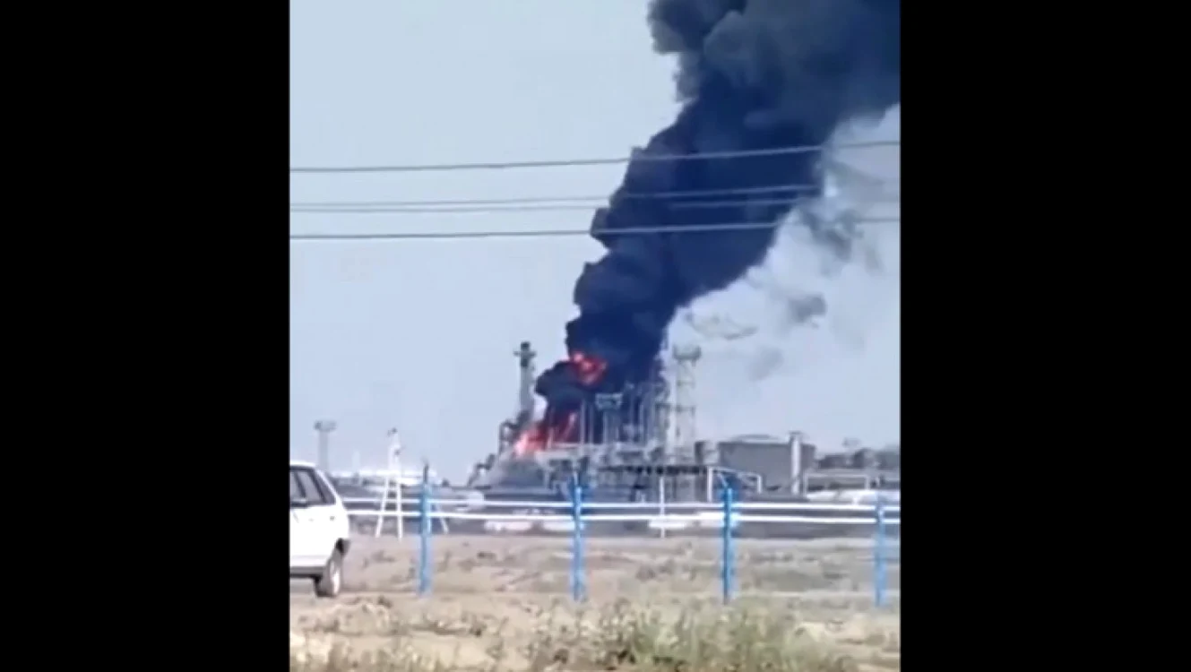 Rafinărie rdin Rusia, în flăcări. FOTO: arhivă